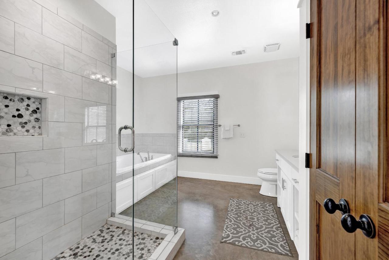 Schubert Inn Cottage - Pool - Walk To Main St เฟรเดอริกส์เบิร์ก ภายนอก รูปภาพ