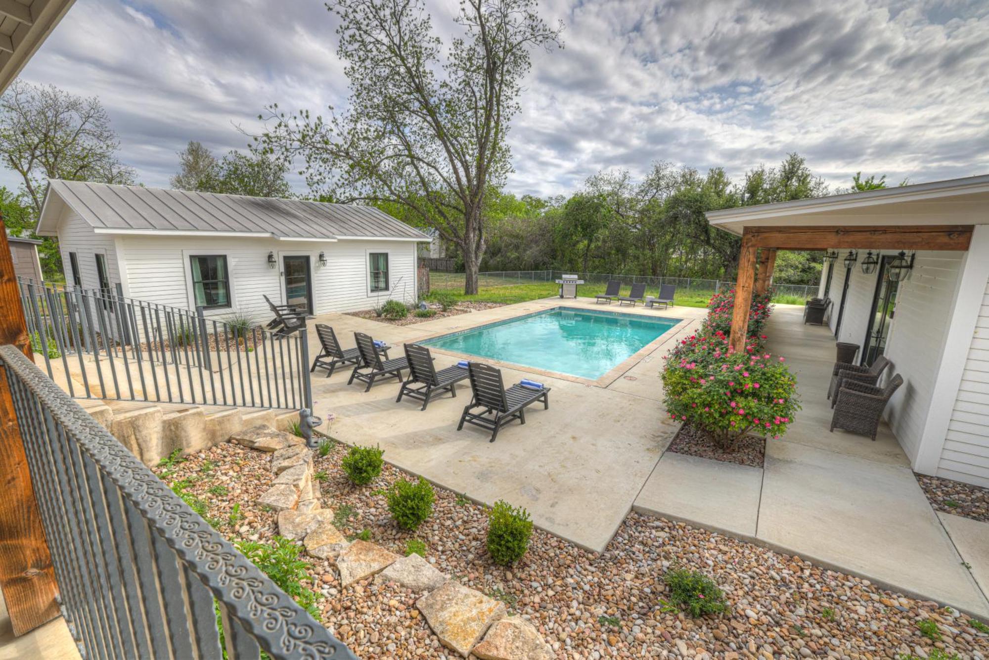 Schubert Inn Cottage - Pool - Walk To Main St เฟรเดอริกส์เบิร์ก ภายนอก รูปภาพ